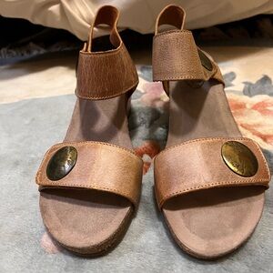Taos Footwear Tan Leather Sandals with Bronze Accents